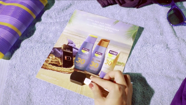 Nivea printadvertentie laadt smartphone op